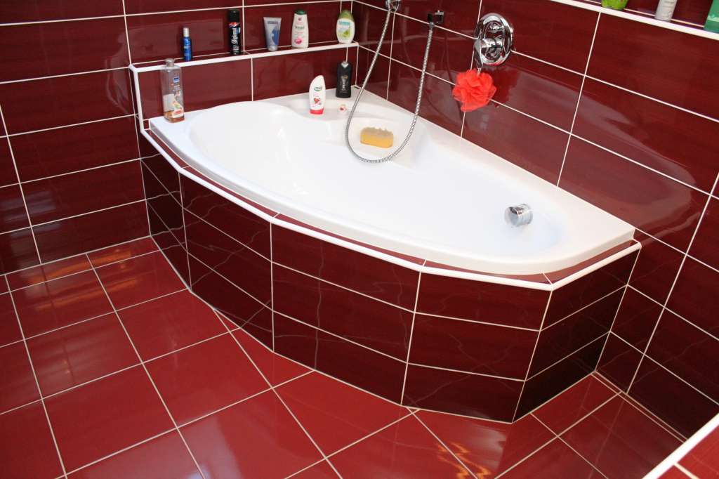 Koupelna s červenou dlažbou a obklady